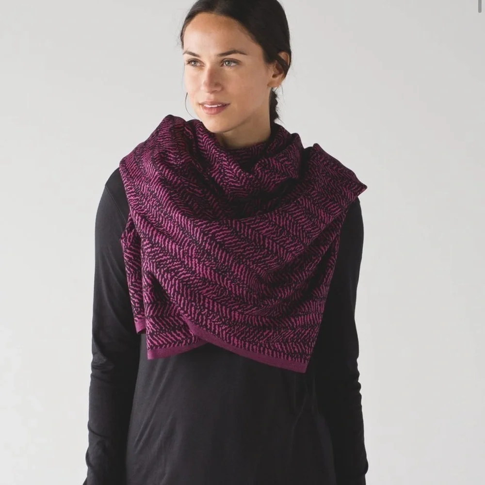 Lululemon Be Present Scarf Trax Jewelled Magenta Black